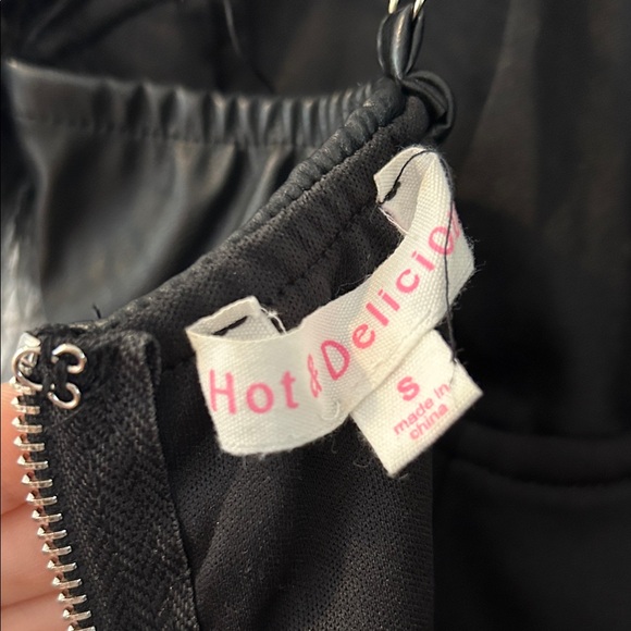 hot & delicious sleek black feathered mini dress - Picture 4 of 4